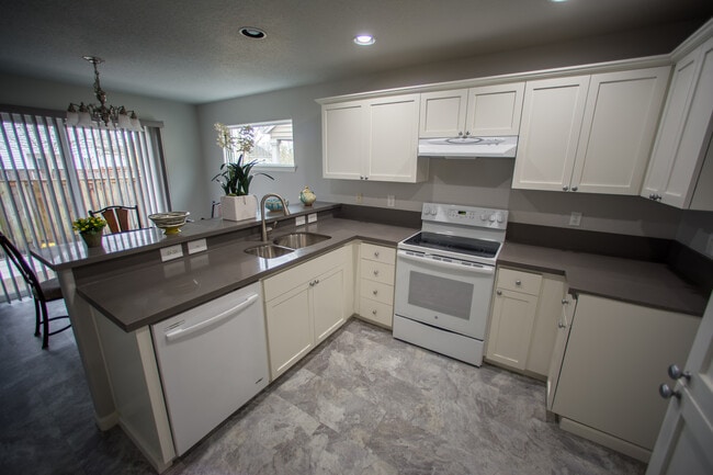 Building Photo - 16832 NW Oak Creek Dr