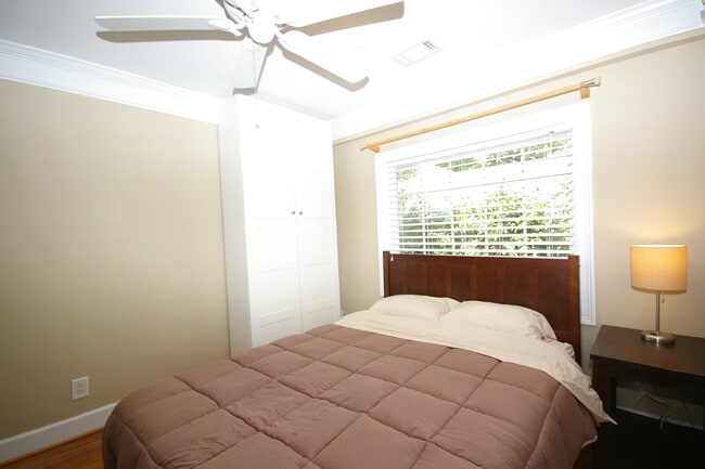 Building Photo - 865 Virginia Cir NE