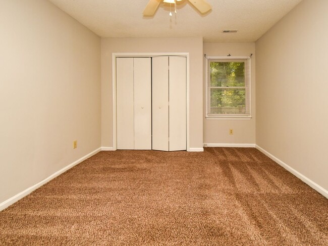 Building Photo - 3 bedrooms, 2 bath one level town-home with vaulted living room opens to the deck. Conveniently l...