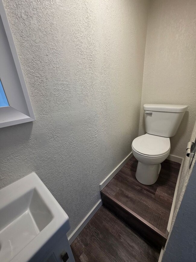 Building Photo - 940 W Weiland Ave