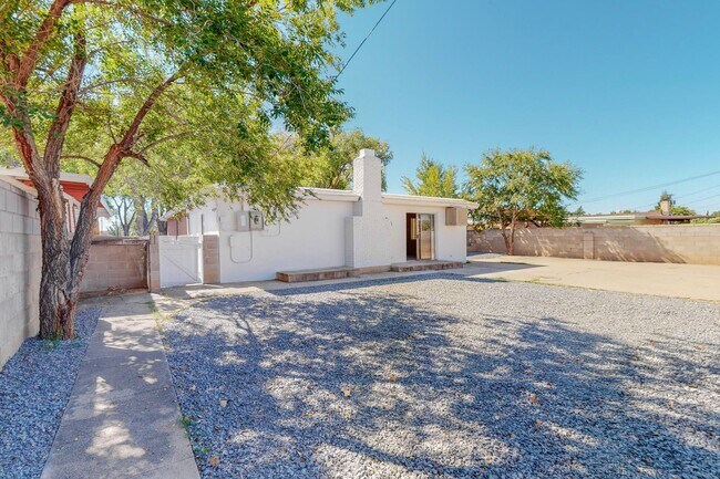 Building Photo - UPTOWN RENOVATED 3 Bedroom 2 Bath with garage