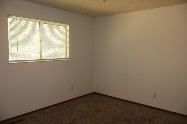 Building Photo - Beautiful Split-Level 6BR Home with Attach...