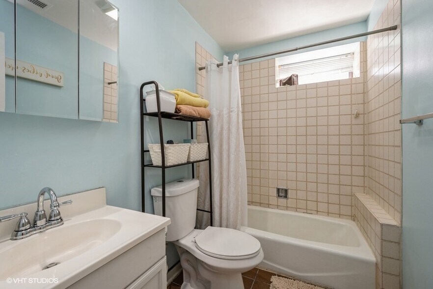 unit 2- 2'nd Bathroom - 845 W Leland Ave