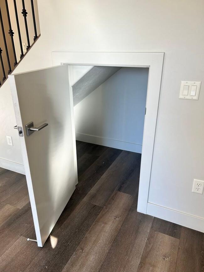 Building Photo - BEAUTIFUL TOWNHOME!