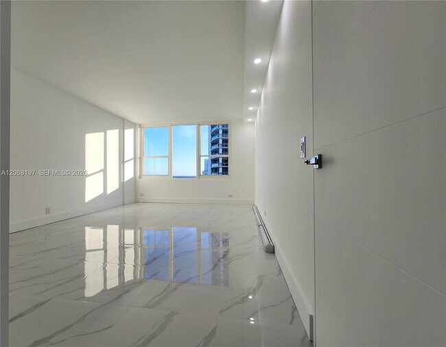 Building Photo - 3505 S Ocean Dr