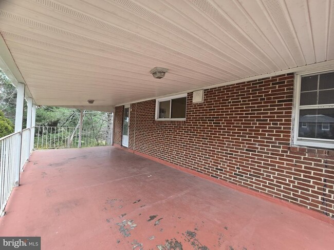 Building Photo - 8109 Valley Ln