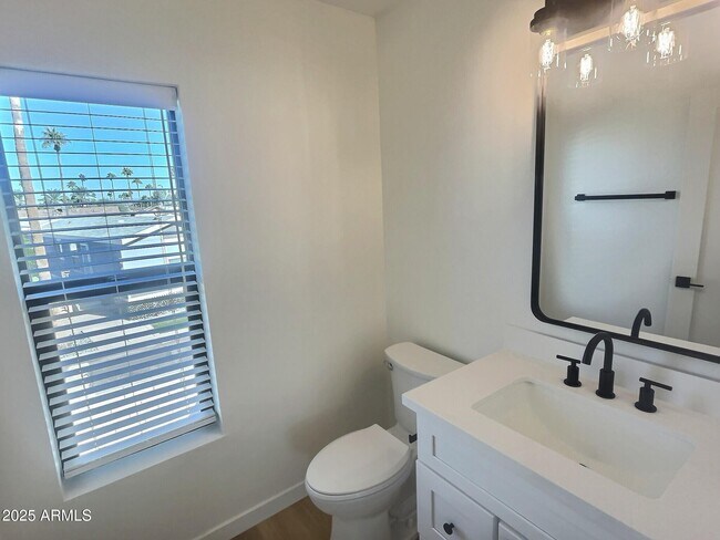 Building Photo - 2502 E Paradise Ln