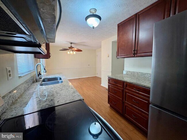 Building Photo - 8112 Parkdale Ct