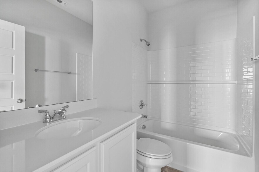 Building Photo - 3308 Dahlia Dr