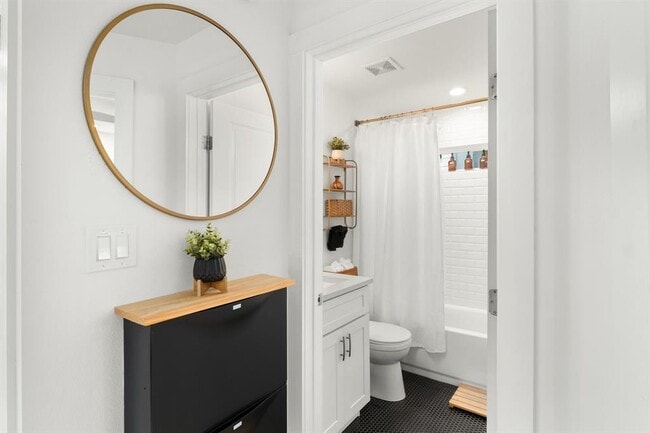 Building Photo - 3005 Kuhlman Ave