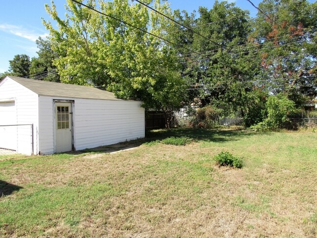 Building Photo - 111 E Marshall Dr