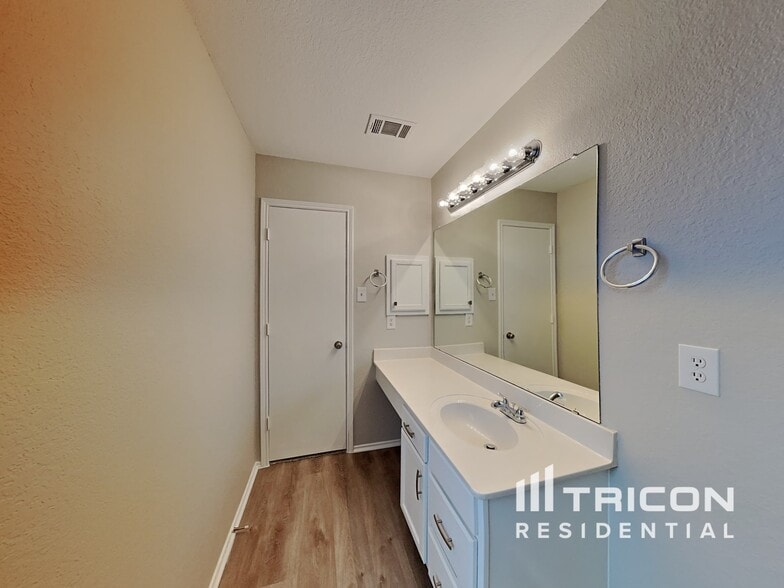 Building Photo - 8504 Hawkview Dr