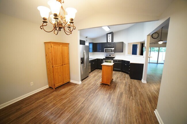 Building Photo - 3 bd / 2 ba Beauty w/2 car garage off of Apalachee Parkway