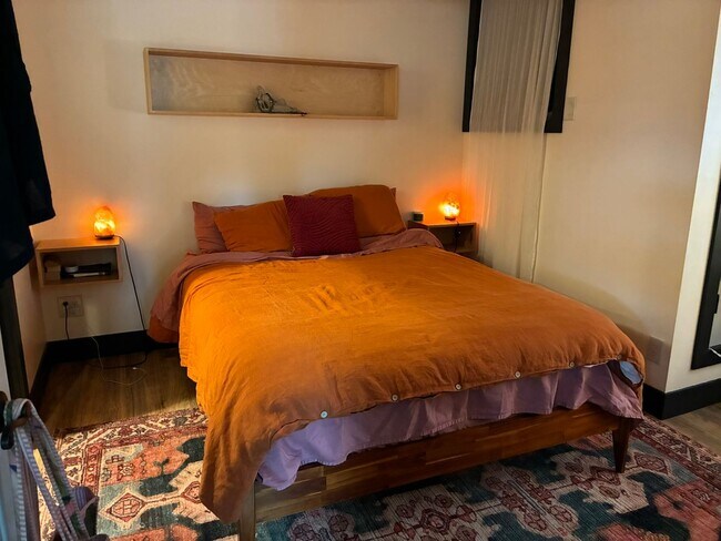 Building Photo - Charming and secluded Westside Bend apartment