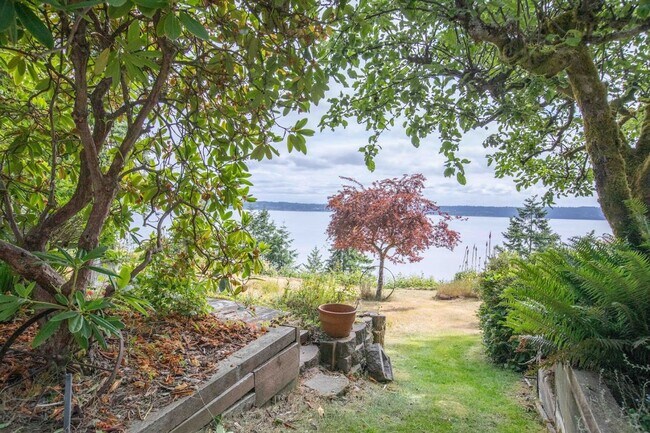 Building Photo - Gorgeous Langley Home With Water View and ...