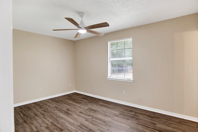 Building Photo - 4 Bed Home with Large Yard