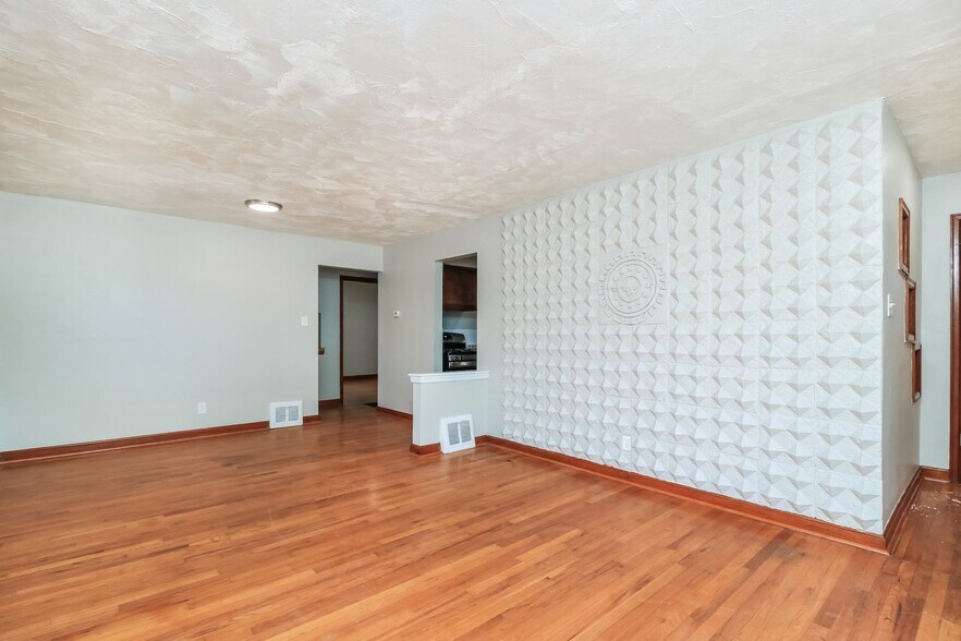 Building Photo - 4422 June Ave