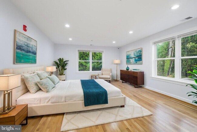 Building Photo - 711 Lamberton Dr