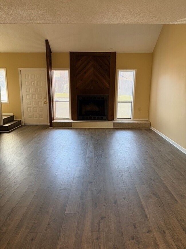 Building Photo - Rock Knoll