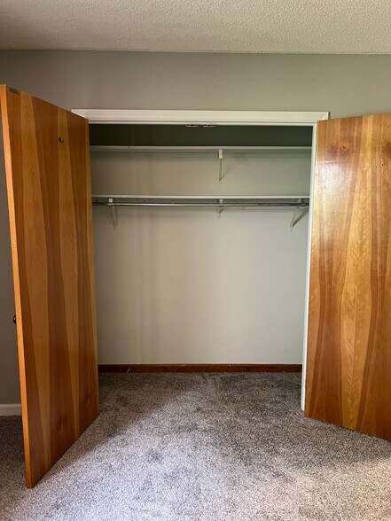 Large Closets - 116 Lookout Dr