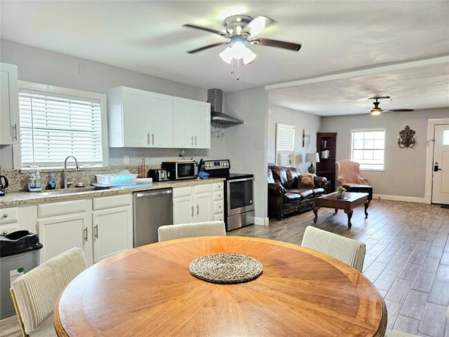 Building Photo - 4514 W Bayshore Dr