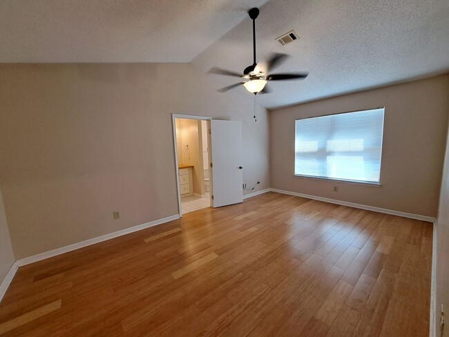 Building Photo - Remodeled 3BR/2BA home in great central lo...