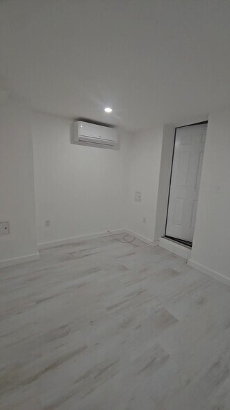 Building Photo - 745 E 39th St