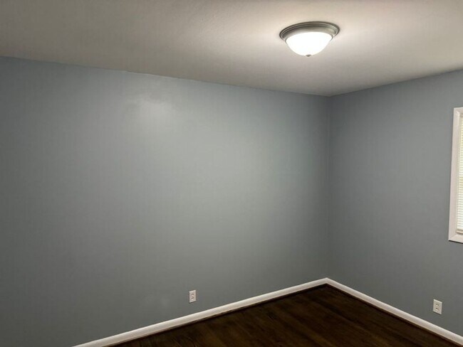 Building Photo - NOW AVAILABLE! RENT READY!!