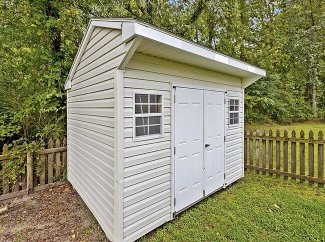 Building Photo - 1013 Sebring Dr