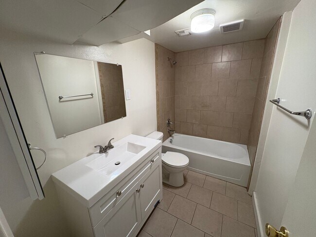 Building Photo - Newly Updated - Spacious 5 Bed 2 Bath Home