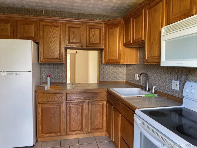 Building Photo - 950 Hillcrest Dr