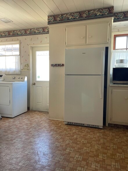 Kitchen - 2125 Manhattan Ave