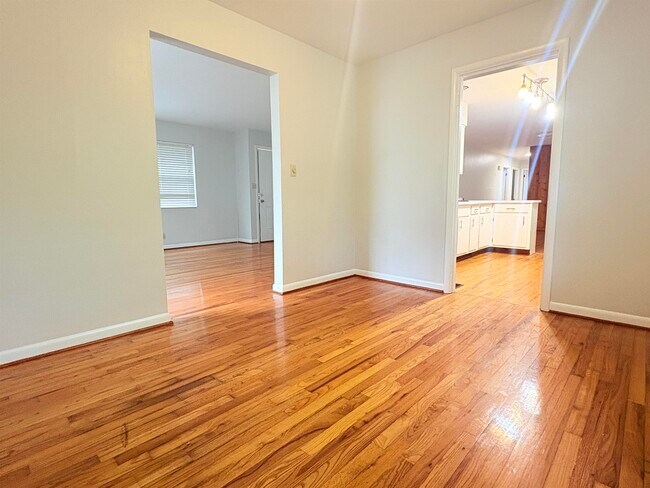 Building Photo - 1504 Sunset Ln