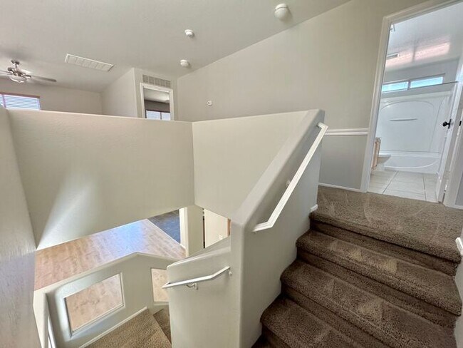 Building Photo - 1056 E Lakeview Dr