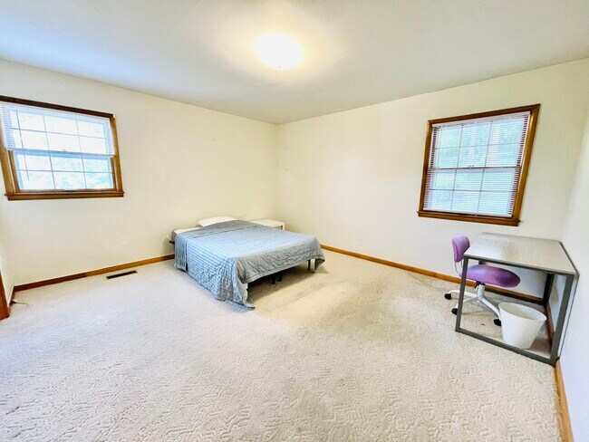 Building Photo - 4006 S Crestview Dr NW