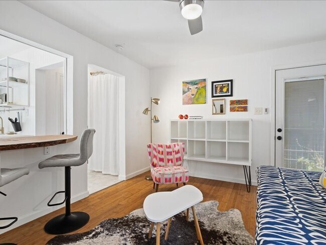 Building Photo - 14975 River Rd