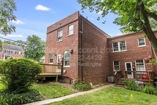 Building Photo - 1020 S Barton St