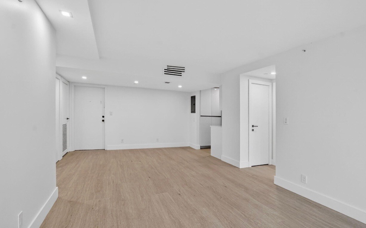 Building Photo - 7835 Lakeside Blvd