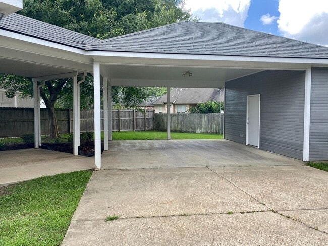 Building Photo - Beautiful 3/2 Home in Lake Azalea Subdivis...
