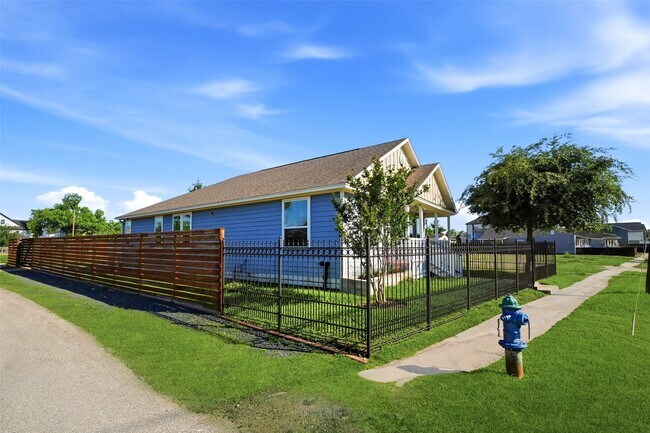 Building Photo - 605 Dumble St