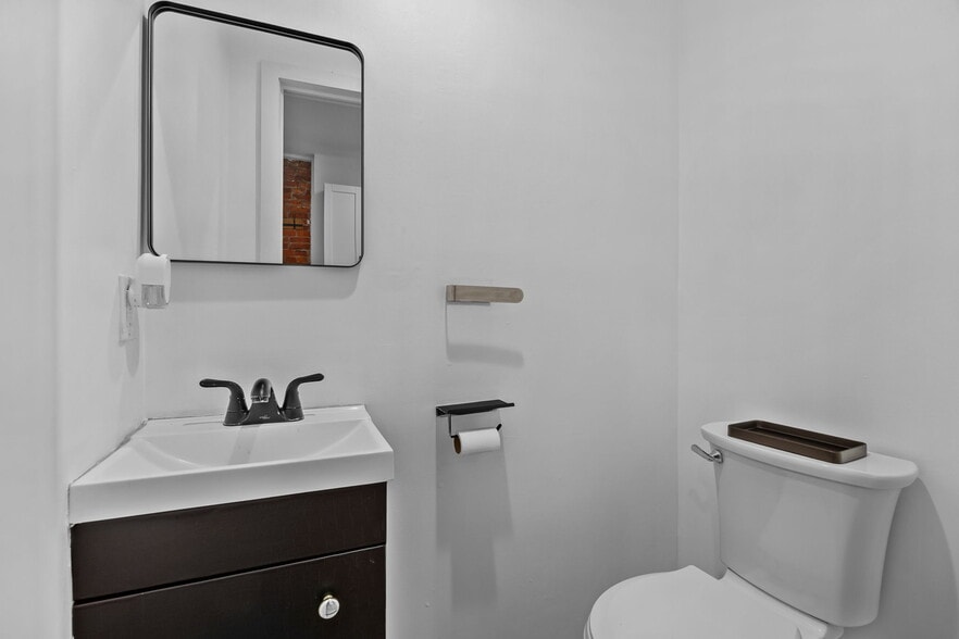 Building Photo - 1806 S Chadwick St