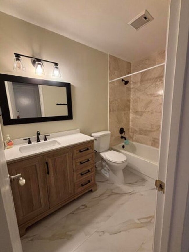 Building Photo - 2843 Carambola Cir N