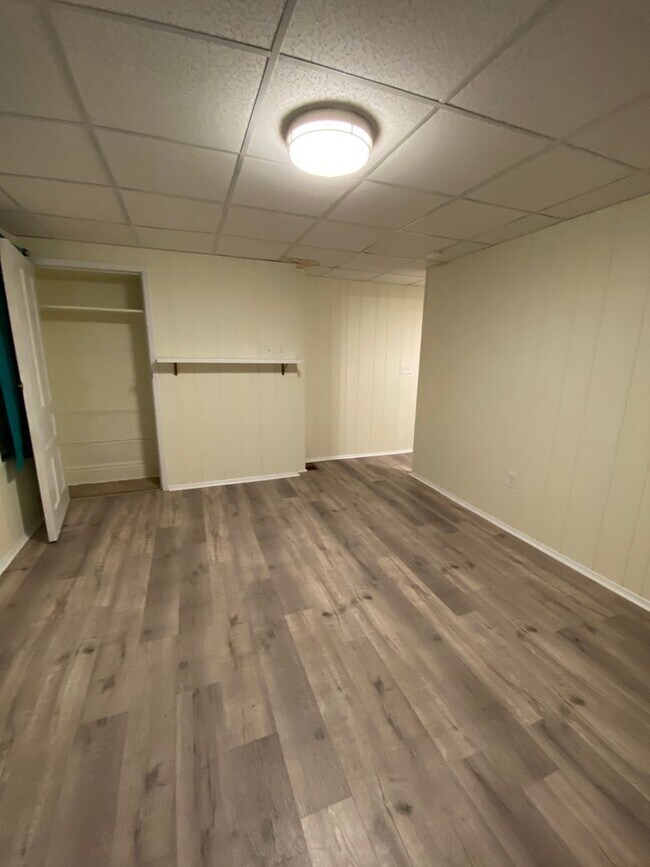 Building Photo - Spacious 2BR House with off street parking!