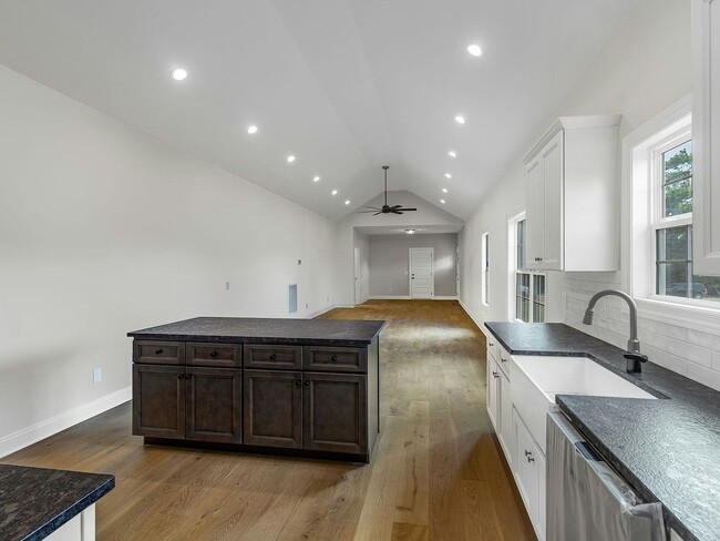 Building Photo - 303 Lee Ln