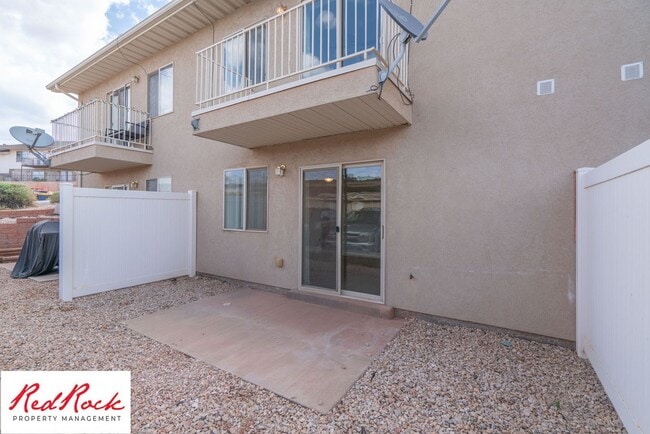 Building Photo - Spacious 3 Bedroom Townhome in Central St....