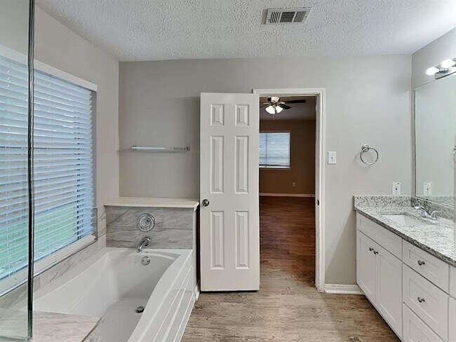 Building Photo - 18115 Water Mill Dr