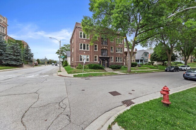 Building Photo - 2905 N Bartlett Ave