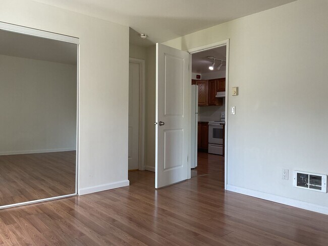 Building Photo - 1 Bed / 1 Bath Houghton condo in Kirkland $1,795/month