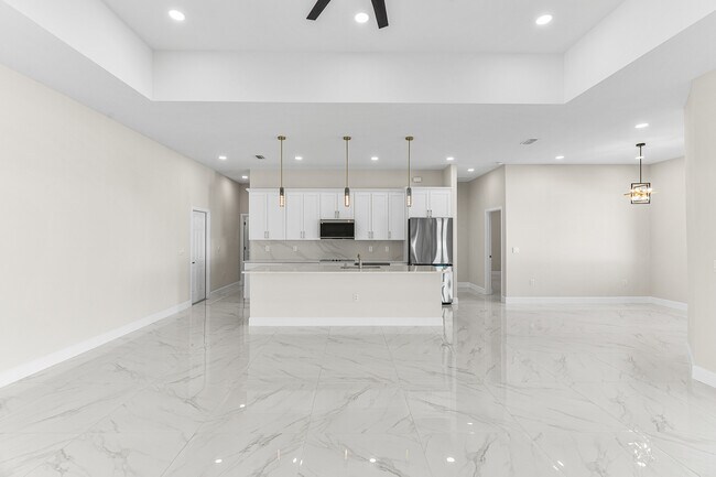 Building Photo - 2014 NE 9th Ave