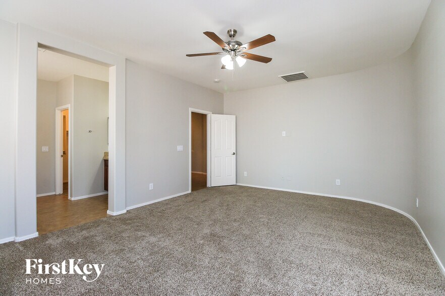 Building Photo - 4946 E Del Rio Dr